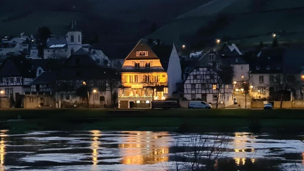 Casa Barzen - Stilvoll Urlauben An Der Mosel Lägenhet Reil Exteriör bild